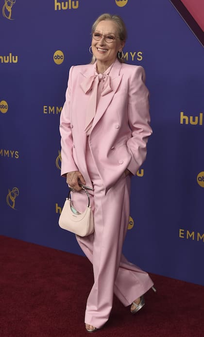 No importa cuál sea su elección, Meryl Streep siempre sale bien parada. La actriz, nominada a Mejor actriz de reparto en una comedia por su trabajo en Only murders in the building, deslumbró en un traje rosa de Alexander McQueen