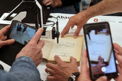No importa si el ejemplar es nuevo o de antaño, el brazo robótico español lograr reproducir la firma sin dañar la hoja del libro