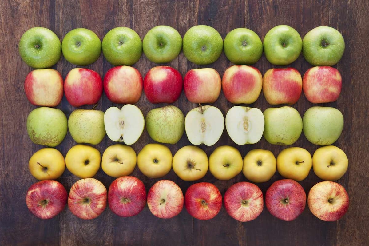 No importa si se adquieren en un supermercado o en un mercado agrícola, las manzanas pueden tener restos de pesticidas, moho o suciedad en su superficie. Por ello, es crucial lavarlas (Archivo)