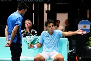No le alcanzó con el esfuerzo a Francisco Cerúndolo, que perdió con Borna Coric; el capitán Guillermo Coria lo escucha