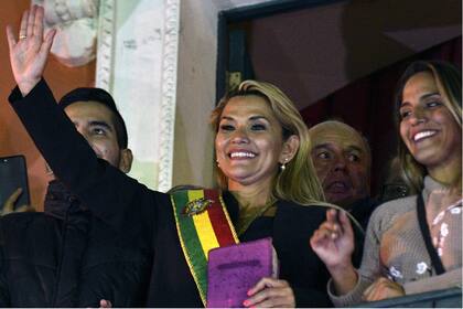 No le será tan sencillo a Jeanine Áñez dejar atrás la huella de 13 años de gobierno del Movimiento al Socialismo (MAS), en los dos meses que tiene por delante para, según prometió, entregar el poder a un nuevo presidente elegido por el voto popular el 22 de enero.