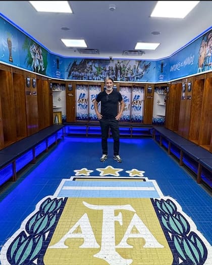 No lejos de Boca Predio, el DT de Suiza visitó también la casa de la selección argentina en Ezeiza, donde se fotografió en el vestuario del local.