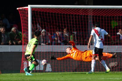 No llega Armani al cabezazo de Arce, autor del primer gol de Barracas Central
