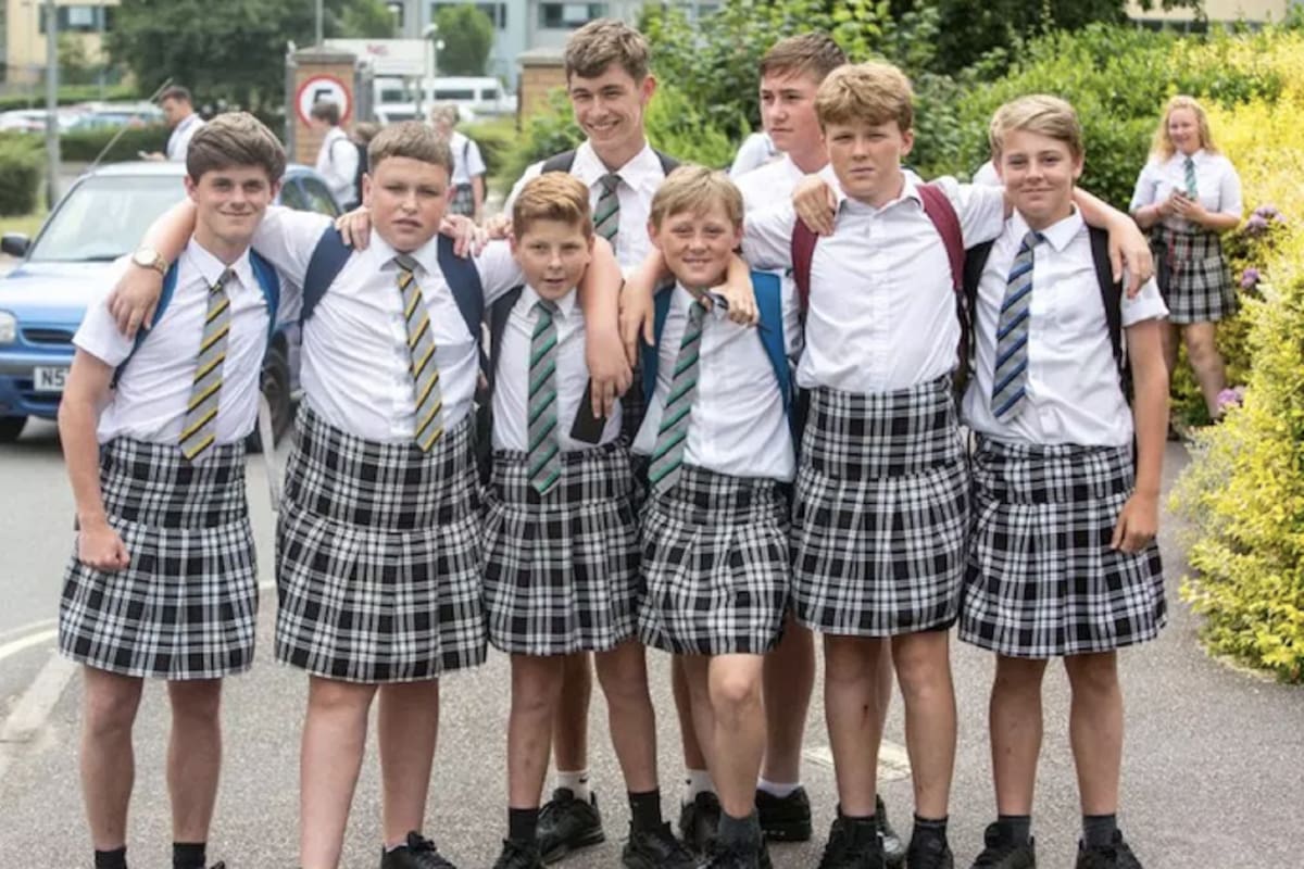 No los dejan usar pantalón corto entonces usan pollera.