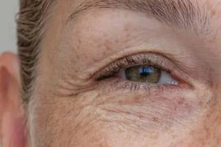 La técnica de las maquilladoras para agrandar los ojos y disimular el párpado caído
