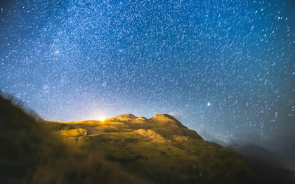 No necesitas telescopios ni binoculares para ver Líridas: solo cielos oscuros, mucha paciencia y una buena ubicación
