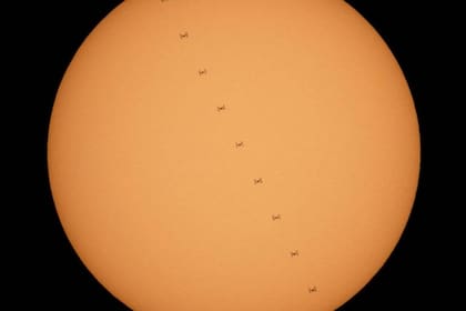 No, no son mosquitos. Es la ISS en su trayectoria con el sol de fondo
