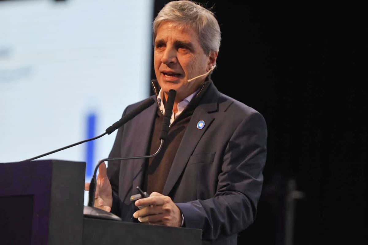 "No nos dejemos psicopatear más", dijo Caputo ante empresarios y analistas, mientras enumeraba exportaciones récord, una cosecha histórica de 166 millones de toneladas y expectativas de inflación ancladas en el 20% anual
