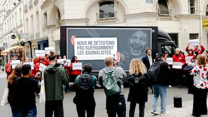 "No odiamos lo suficiente a los periodistas", una de las frases que recorrió París