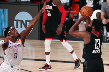 No para de tirar: el estilo Houston está a prueba; en el cuarto partido de de la primera rueda contra Oklahoma City, lanzó 58 triples, el récord históricos de la NBA; Harden, el líder
