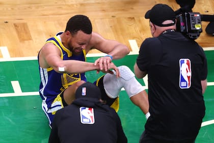 No perdió, no se lesionó: Stephen Curry recibe de golpe la emoción de ser campeón de la NBA, sin que siquiera haya terminado el sexto partido de Golden State Warriors contra Boston Celtics en la final.