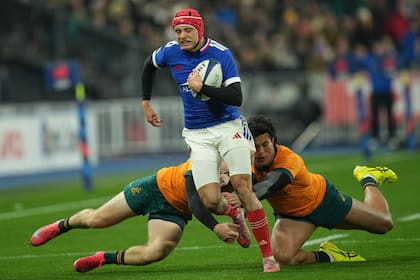 No por nada Louis Bielle-Biarrey fue candidato al premio al mejor jugador del año; el wing francés, que consiguió dos tries, hace chocar a dos wallabies, signo del momento de confusión de Australia.