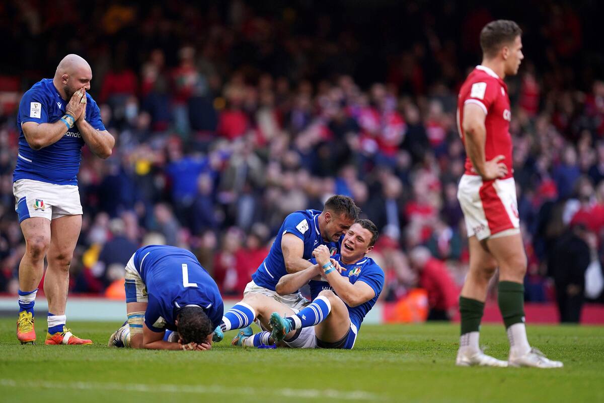 No pueden creerlo los felices italianos: la conversión de Paolo Garbisi selló la victoria sobre Gales en la última jugada y todos rompieron en llanto de la alegría, en la última fecha del Seis Naciones.