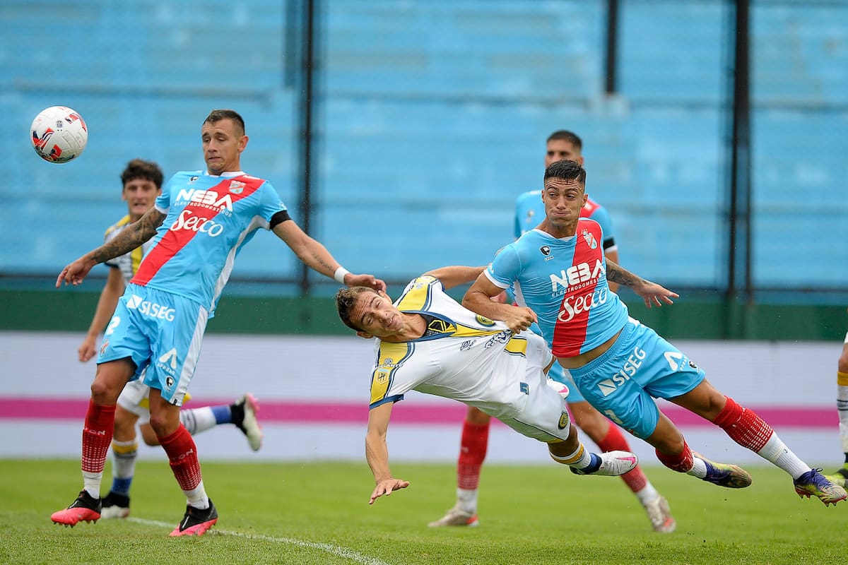 No pueden detener a Marco Ruben, que marca el gol de Rosario Central; al final fue empate en Sarandí: 1-1 con Arsenal