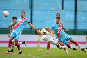 No pueden detener a Marco Ruben, que marca el gol de Rosario Central; al final fue empate en Sarandí: 1-1 con Arsenal