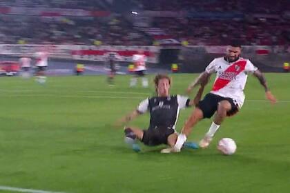 No queda claro su Schor arrastra el pie del futbolista de River Elías Gómez, pero el árbitro del partido cobró penal sin ir a ver las imágenes al VAR