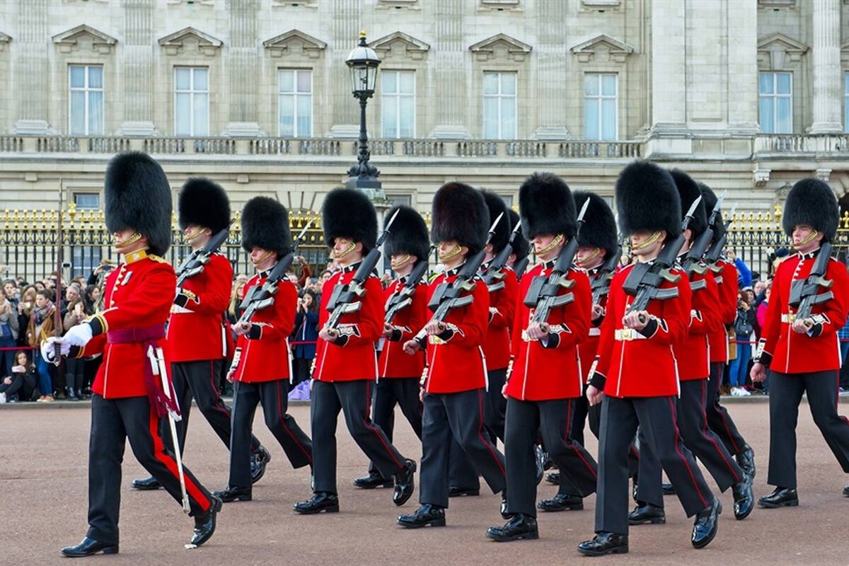 No respetó la zona restringida para turistas y fue empujada por un guardia real británico.