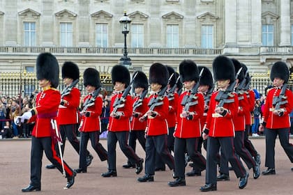 No respetó la zona restringida para turistas y fue empujada por un guardia real británico.