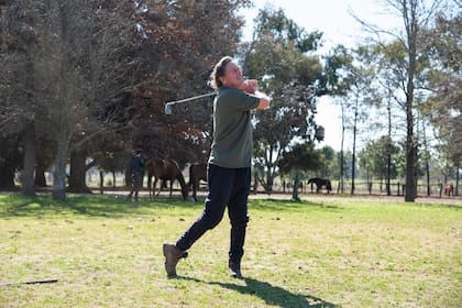 No se considera profesor, pero Ramiro le enseña a jugar al golf a muchos conocidos que van a la estancia