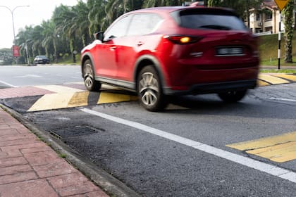 No se deben cruzar apretando el freno del vehículo