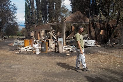 “No sé en dónde voy a trabajar", dice el mecánico Miguel Arias, que vio cómo el fuego destruía su taller en El Hoyo