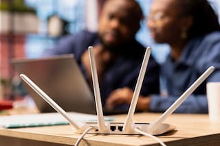 Para qué sirve poner llaves o monedas arriba del router