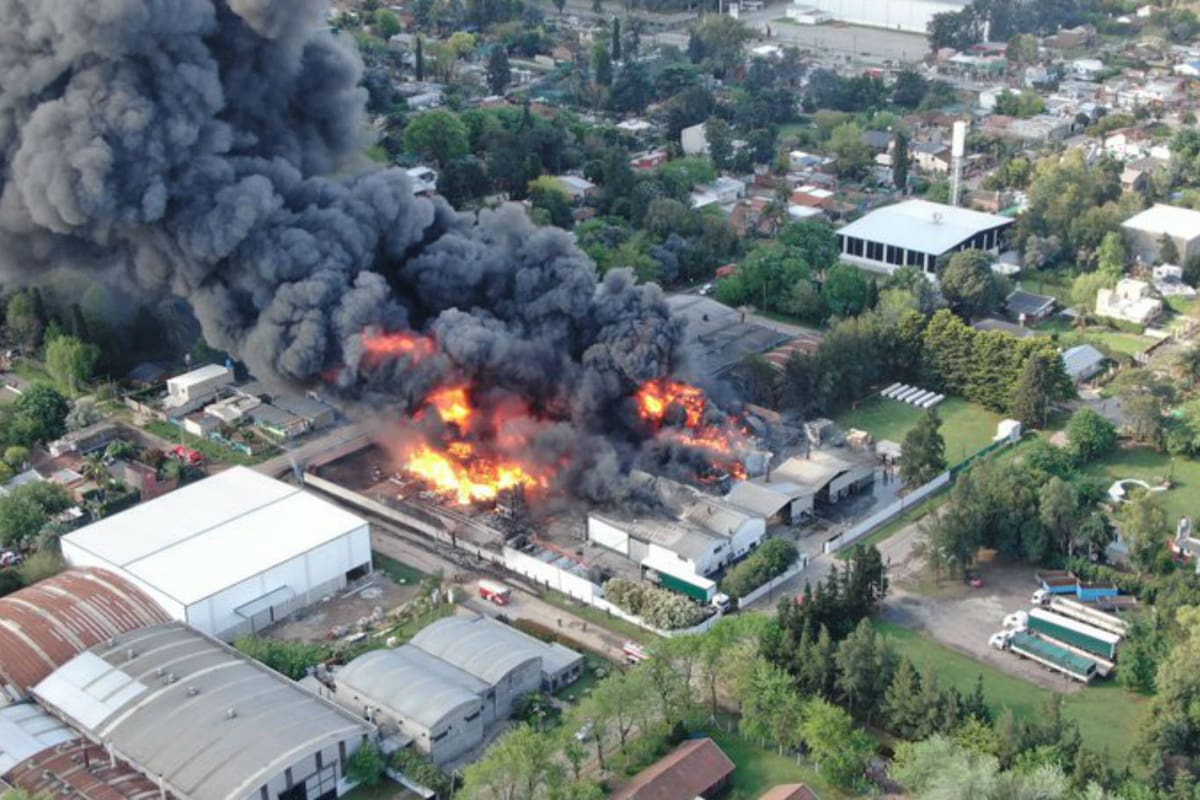 No se registraron víctimas en el siniestro e intervinieron varias dotaciones de bomberos para combatir las llamas