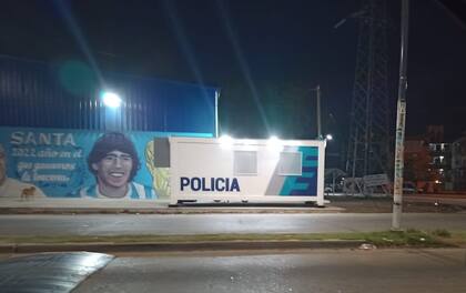 No se vio presencia de uniformados esta noche en el contenedor policial ubicado en la esquina de Crovara y Rama 4, en Ciudad Evita