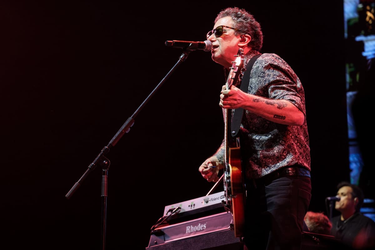 “No sean frívolos con el patriotismo”, pidió Andrés Calamaro durante el show