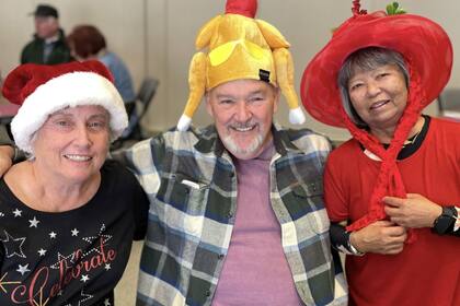 No Senior Alone for the Holidays busca que todas las personas mayores de la comunidad se sientan conectadas, valoradas y celebradas durante la temporada navideña. (Fundación Comunitaria de Personas Mayores de San Diego)