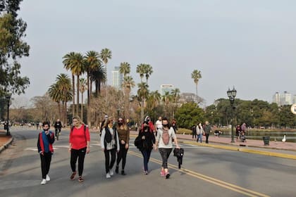 No siempre con la distancia social esperada, los porteños caminan por El Rosedal, de Palermo