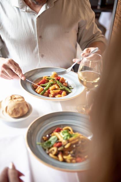 No solo carne: también ofrecen buenas pastas, quesos y ensaladas.