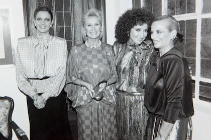 No sólo era la elegida de las famosas, sino que también era muy amiga de varias de ellas. En la foto con Teté Coustarot, Mirtha Legrand y Norma Aleandro en 1986, durante un cóctel celebrado en la famosa maison de la calle Mansilla.