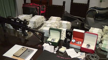 Dinero, armas y relojes, lo que llevaba López en los bolsos