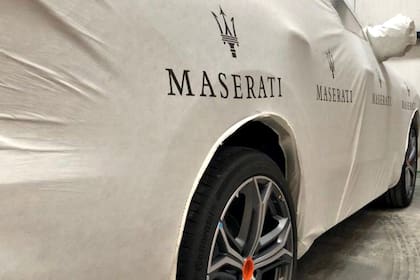 No solo hay relojes de alta gama, también la firma comparte imágenes de autos de las marcas más importantes del mundo que llegan a su depósito.