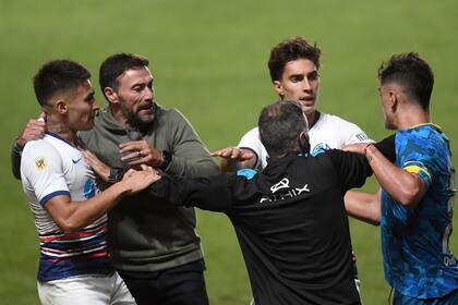 No sólo Kily González, entrenador de Central, vive al límite: en Rosario el fútbol atraviesa una profunda crisis, desde hace tiempo.