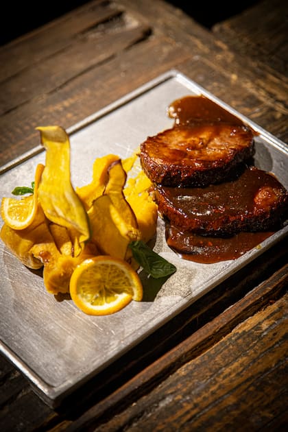 No solo pastas: también hay varias opciones de carnes, ensaladas y platitos para compartir