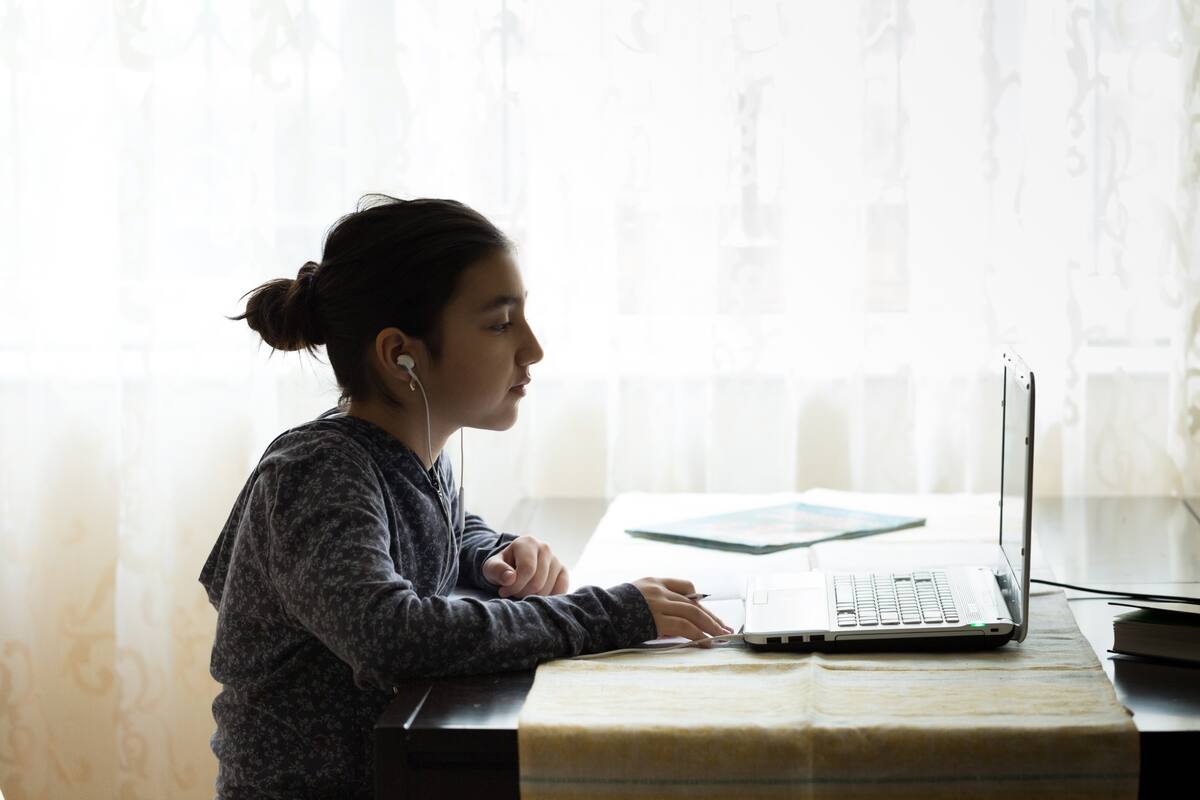 No sólo se conectan con sus alumnos para dar clases remotas: estos educadores proponen ideas innovadoras para atraerlos y motivarlos, desde podcasts y videojuegos hasta búsquedas del tesoro virtuales, entre otras propuestas.