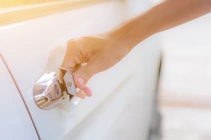 No sólo son útiles para abrir puertas, las manijas de los autos guardan más de un secreto