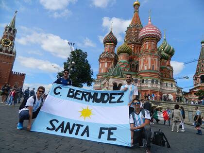 “No somos millonarios, no derrocho cuando salgo de noche, mis últimas vacaciones fueron hace cuatro años al Mundial de Rusia", cuenta Martín, de Capitán Bermúdez; ya estuvo en Rusia (con camiseta azul, en la foto)