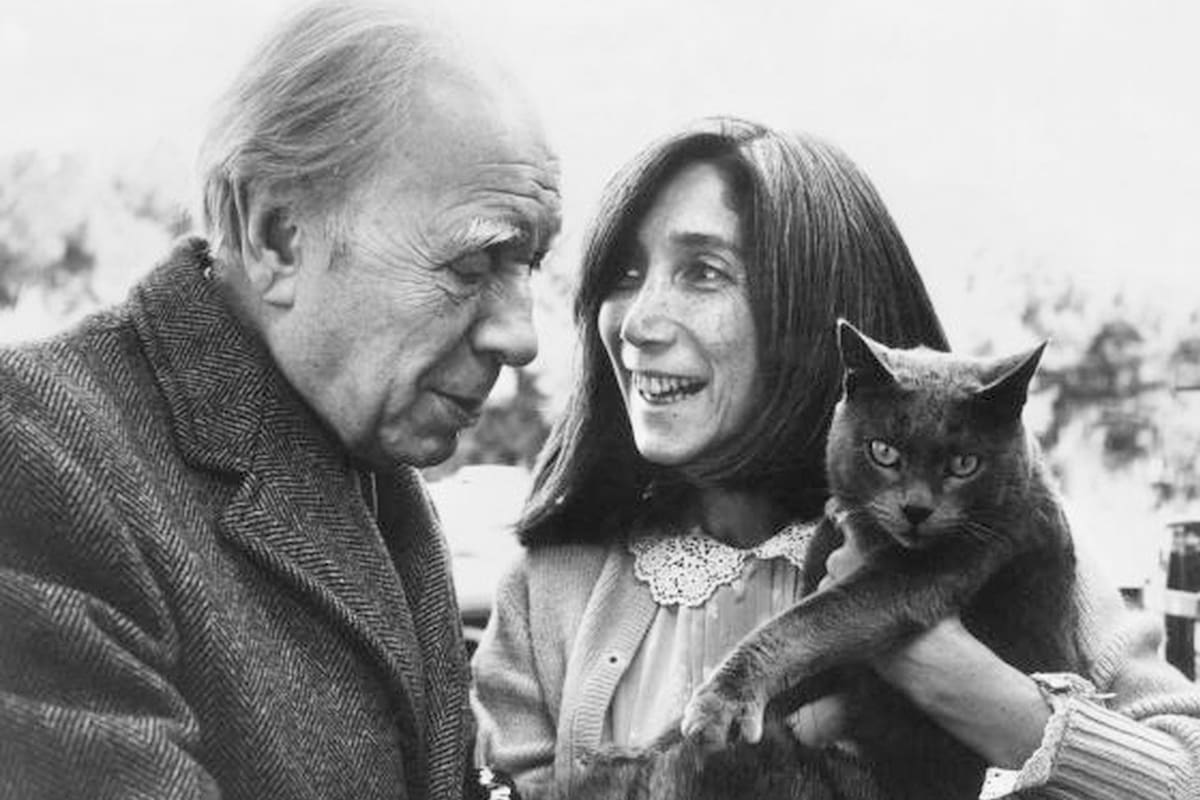 “No son más silenciosos los espejos", escribió Borges en su poema “A un gato”; el escritor tuvo dos, Odín y Beppo, y se encariñó con otros tantos