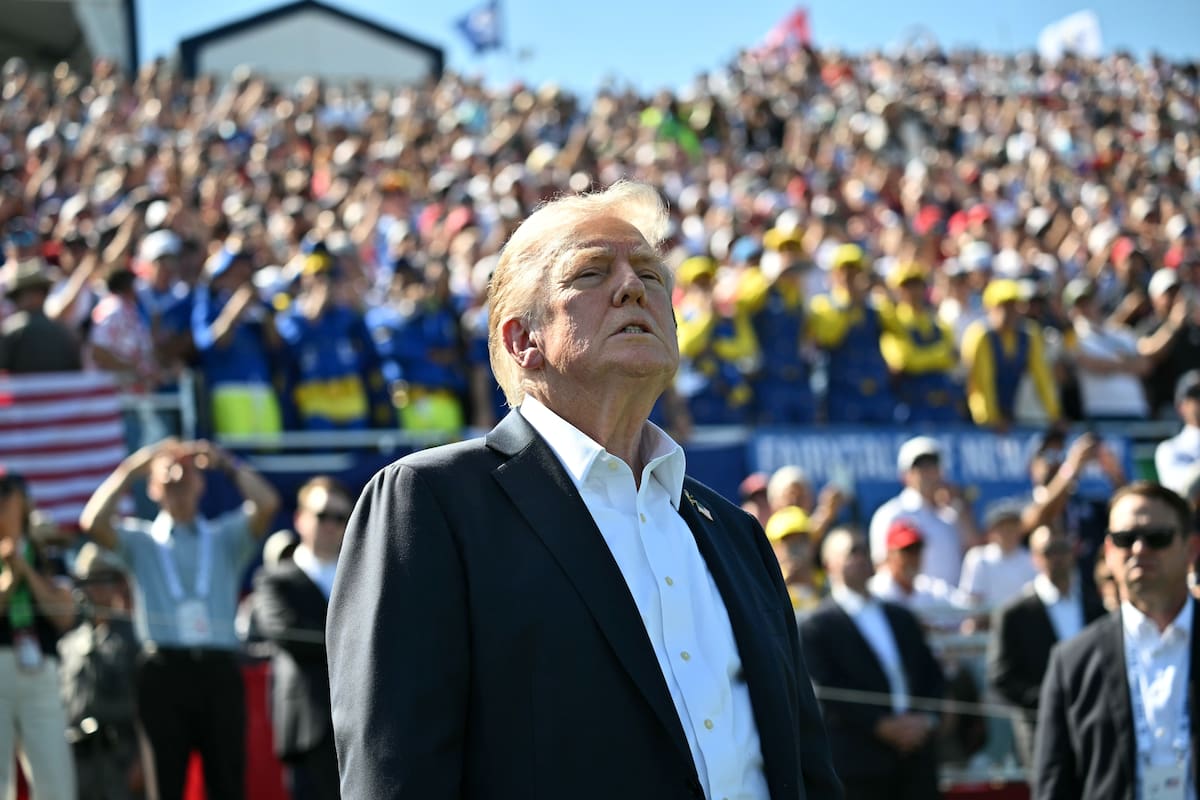 No son solo los Knicks: la asistencia de Trump a grandes partidos suele traer problemas al local