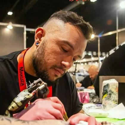 “No te preocupes por tapar. Preocúpate por sanar” es la premisa con la que Eddy —artista venezolano y referente en la intervención de marcas en la piel desde el espacio Studio X Project (Foto: Gentileza Eddy)
