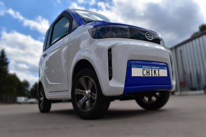No tiene frenos ABS, airbags ni control de estabilidad, porque su normativa de homologación L6 no se lo exige.