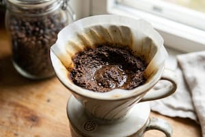No tires el café usado: úsalo para limpiar las superficies del hogar