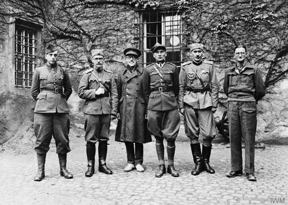 De izquierda a derecha, prisioneros de guerra aliados de los ejércitos francés, yugoslavo, belga, polaco, yugoslavo y británico en Oflag IV C, Colditz, en 1941