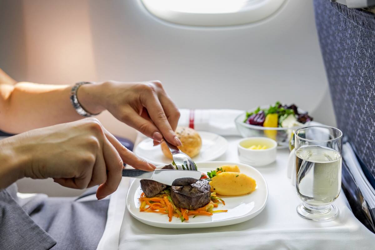 No todo se termina en las típicas opciones que ya conocemos de memoria: hay algunos consejos útiles que pueden ser salvadores para disfrutar de la comida y la bebida a 10.000 pies de altura