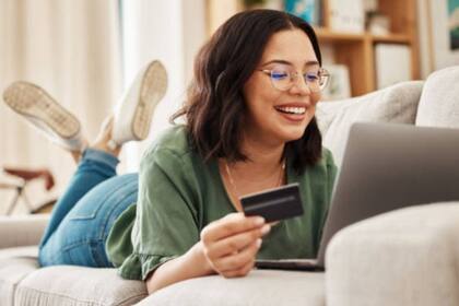 No todo se trata de cuánto se ahorra. Antes de hacer clic en “comprar”, hay que verificar aspectos como la garantía, la compatibilidad, las dimensiones del producto y la política de devoluciones (iStock)