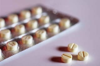 Es farmacéutica y advierte por qué nunca deberías pasar ciertos medicamentos al pastillero