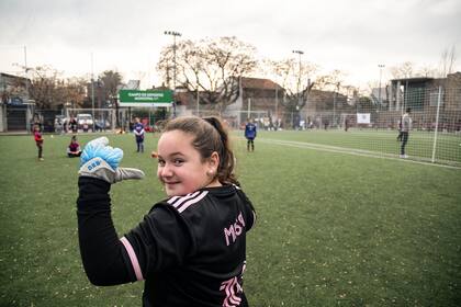 Catalina Ponte Camiletti, de 9 años, ataja en Defensores de Olivos